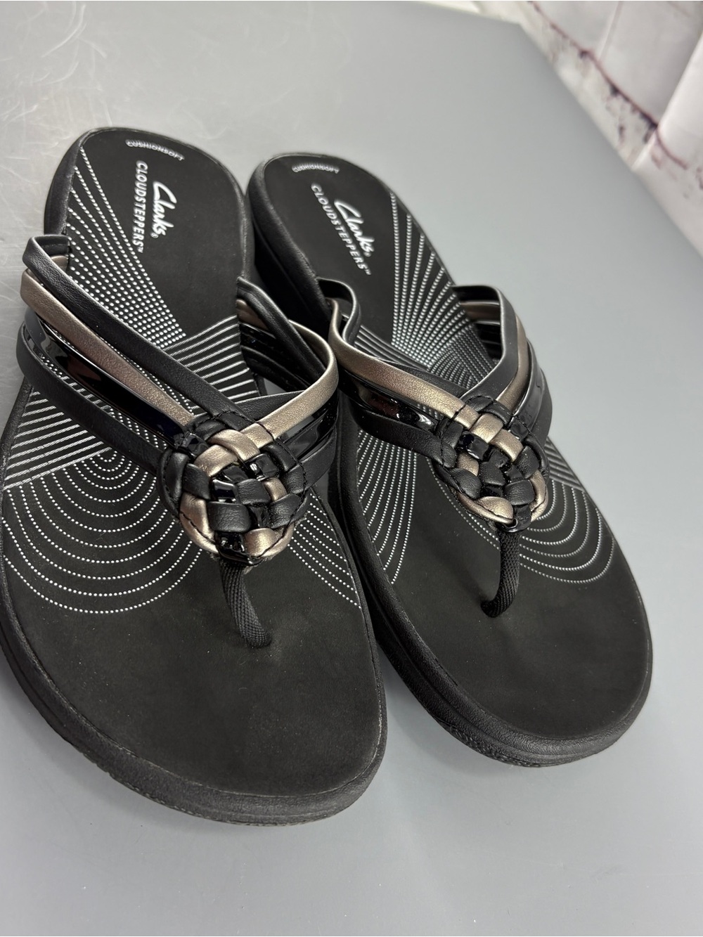 Clarks Breeze Coral Black and Metallic Woven Thong Sandals 10